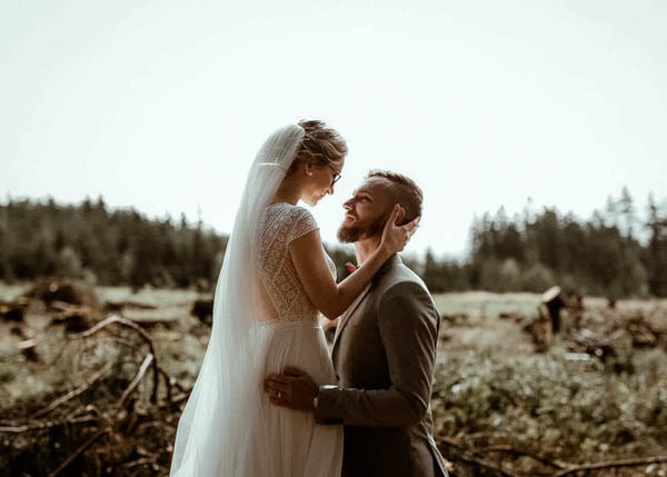 Nevesta a ženích v lese, fotení svadobným fotografom.