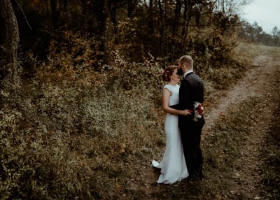 Svadobný fotograf zachytáva portrét novomanželov na pozadí nádhernej prírody.